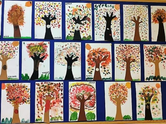 Obraz przedstawia Jesienne drzewa w klasie 1b