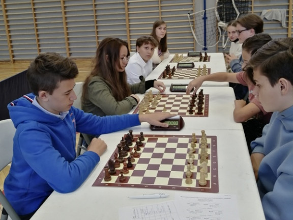 Obraz przedstawia Zawody szachowe