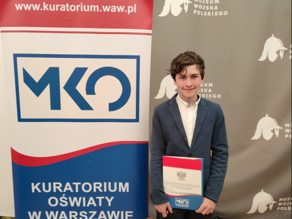 Obraz przedstawia Krzysztof Koryś laureatem konkursu kuratoryjnego.