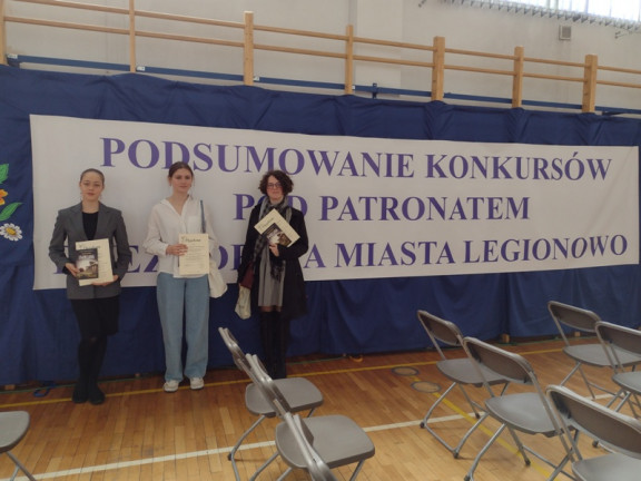 Obraz przedstawia Powiatowy Konkurs Polonistyczny „Licz się ze słowami” – wręczenie nagród