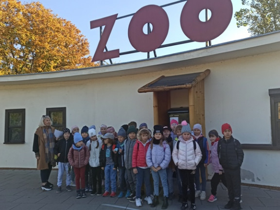 Obraz przedstawia Klasa 2b i 2c w warszawskim zoo