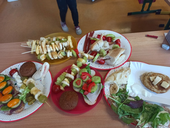 Obraz przedstawia Europejski Dzień Zdrowego Jedzenia i Gotowania w klasach 1-3
