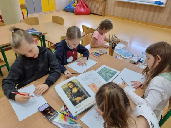 Obraz przedstawia Ogólnopolski Projekt Edukacyjny – AKADEMIA ŚWIETLICOWA „Świetliczaki na tropie… kolorów świata”