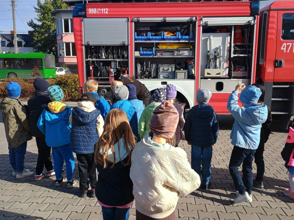 Obraz przedstawia Klasa 1c z wizytą w Straży Pożarnej