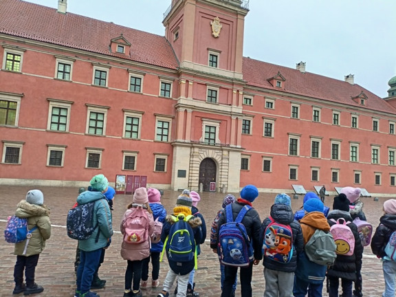 Obraz przedstawia Wycieczka do Zamku Królewskiego w Warszawie uczniów klasy 1a