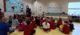 Teatrzyk Kamishibai w wykonaniu nauczycielki pani Niny Stadnickiej,