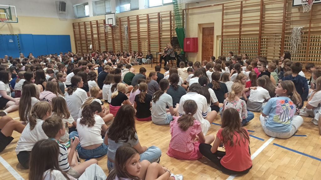 Więcej o: Apel porządkowy z uczniami klas 4-8