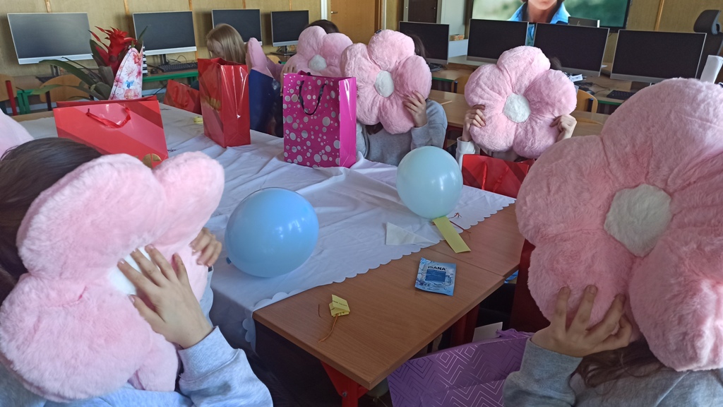 Więcej o: Dzień Kobiet w klasie 6b